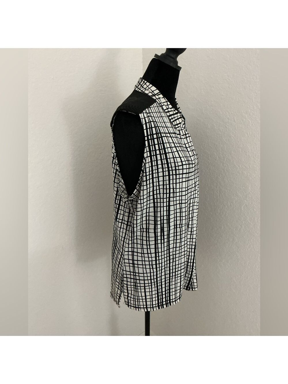 Worthington Black & White Grid Print Sleeveless Hidden Button Front Blouse – XL - Picture 9 of 10